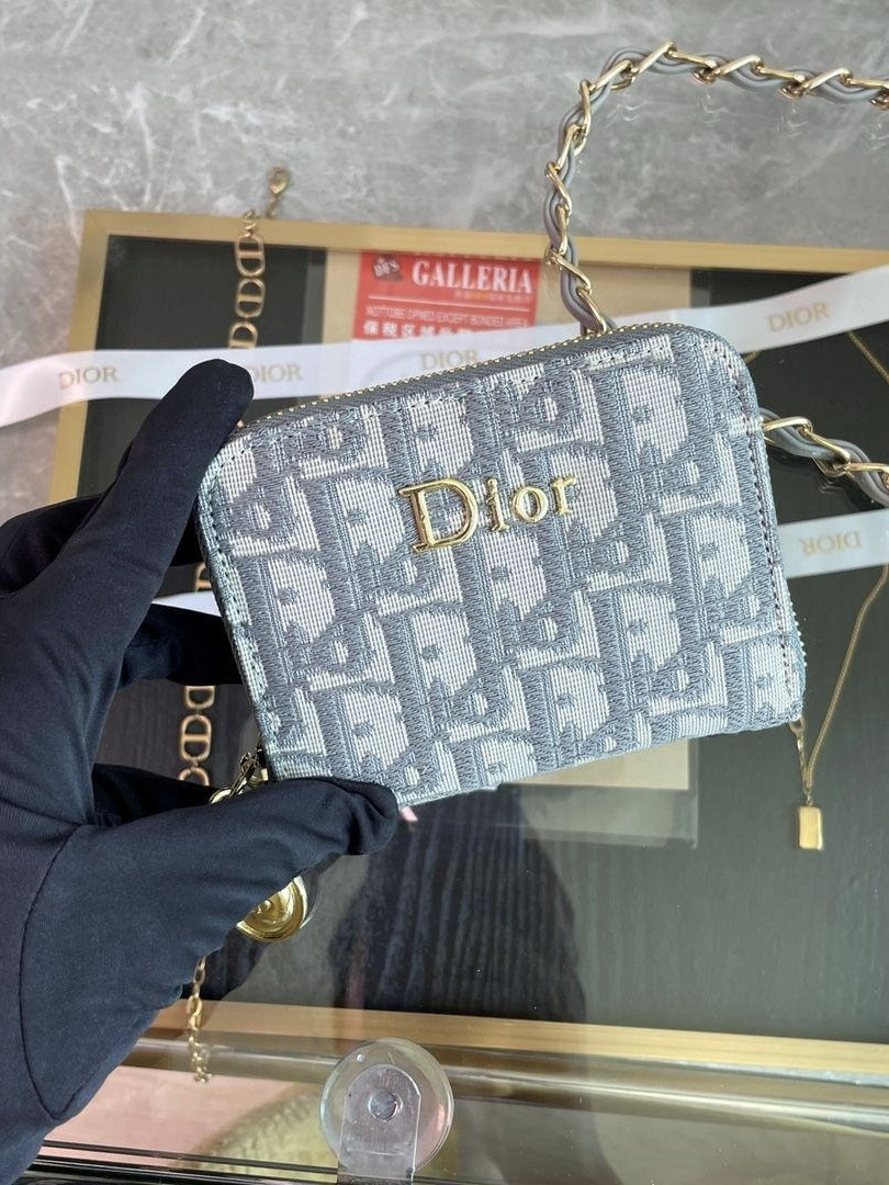 Кошелёк Dior в фирменном стиле