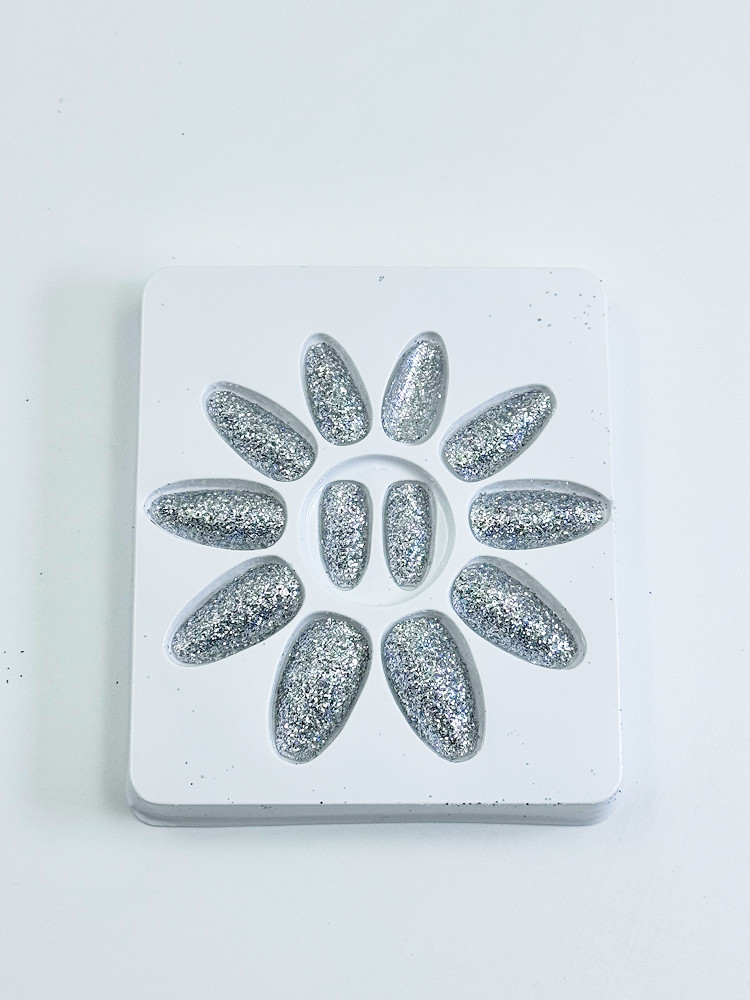 Накладные ногти “Silver Shine” — 12 штук
