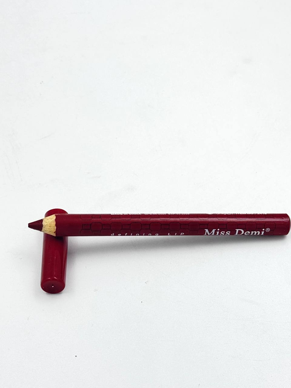 Карандаш для губ Miss Demi Lip Definer, оттенок бордо