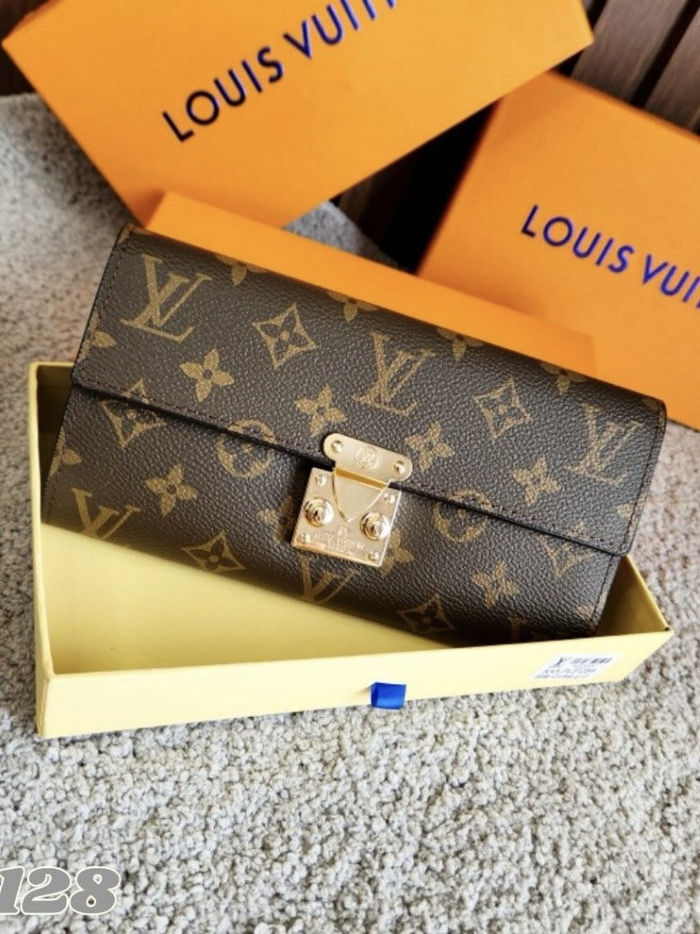 Женский кошелёк Louis Vuitton с замком-клапаном